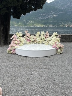 VILLA AURA COMO - ALLESTIMENTO PEDANA SPECCHIATA CERIMONIA E LAMPADARI